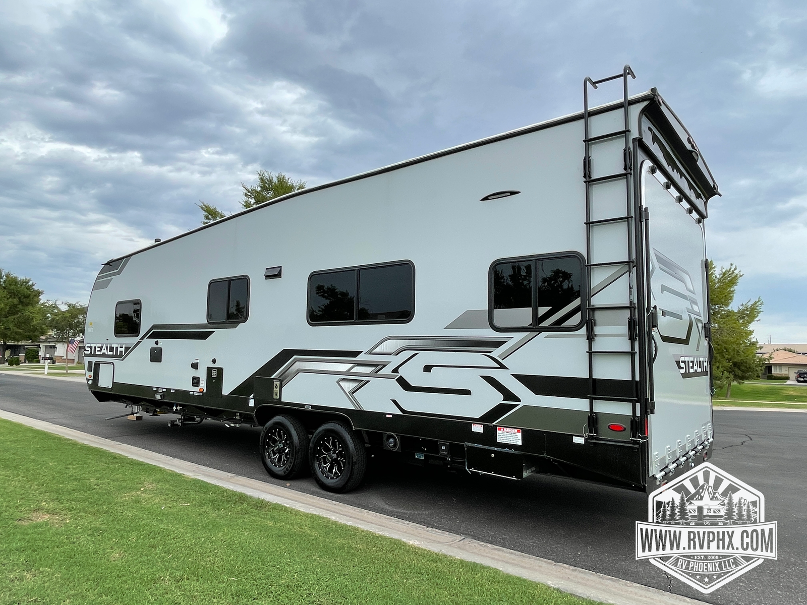 FQ2715 Toy Hauler Rental 