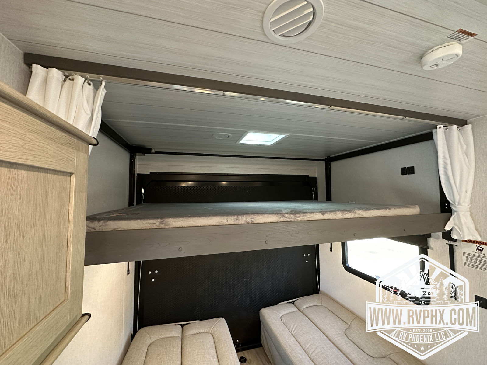 2750GLE Toy Hauler Rental 