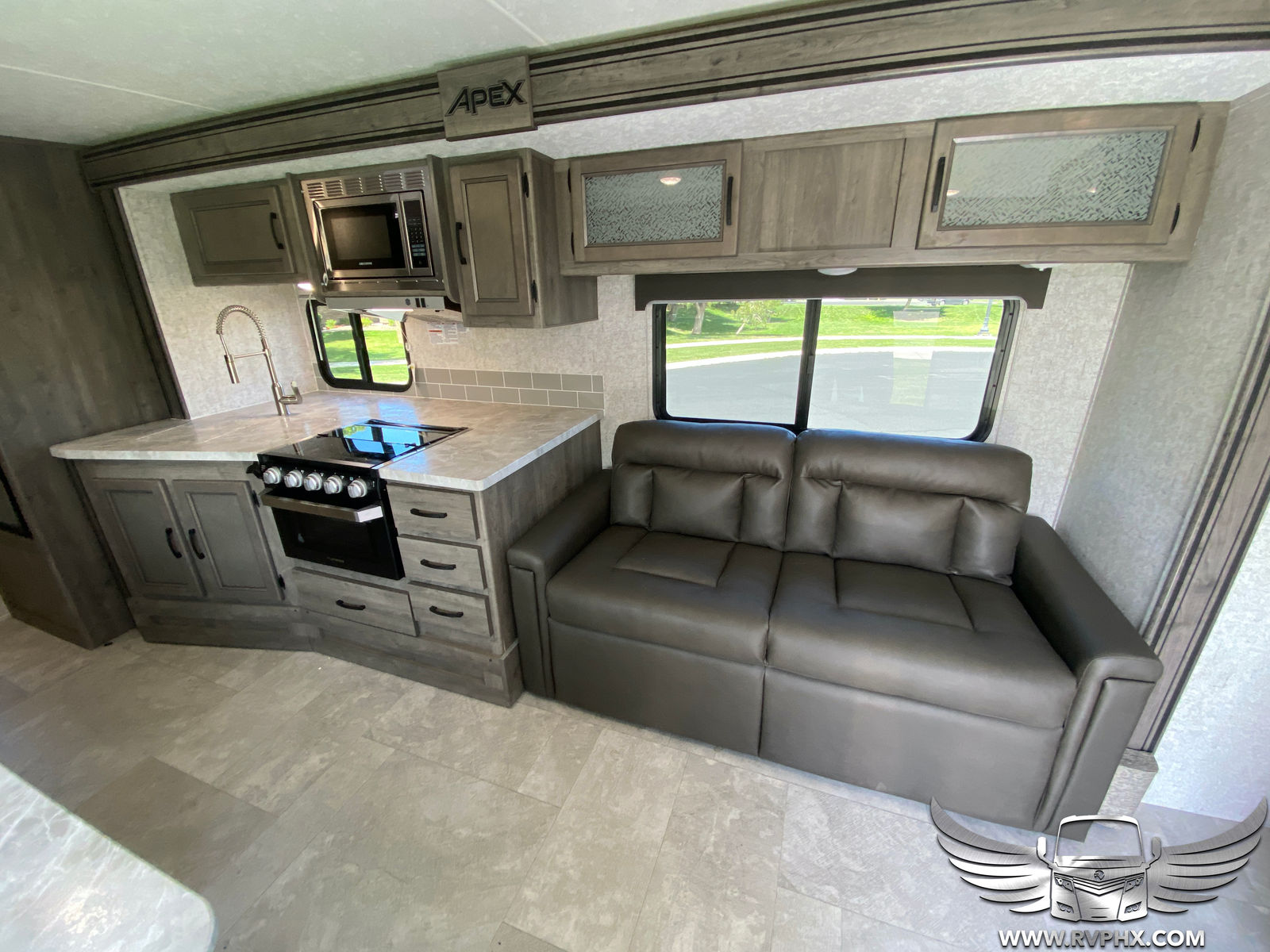 300BHS Trailer Rental 