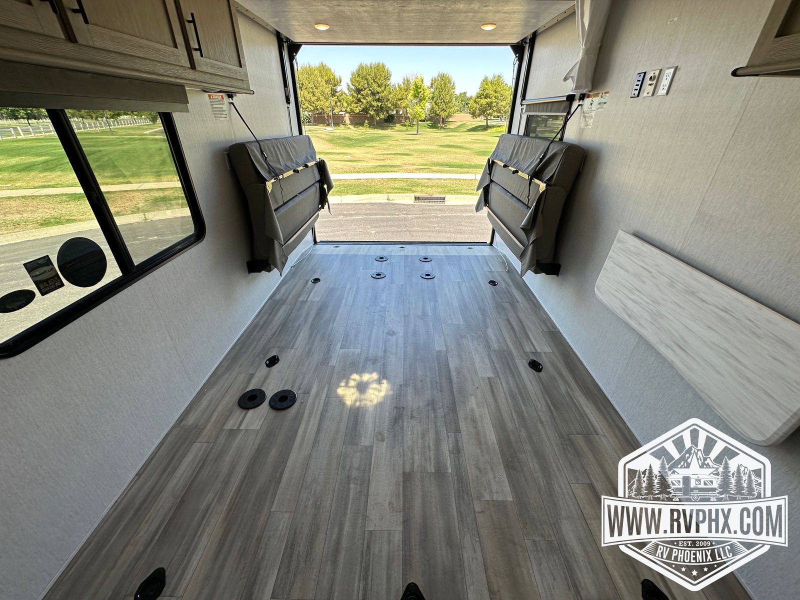 2750GLE Toy Hauler Rental 